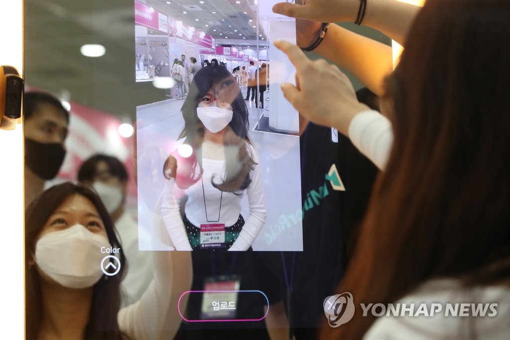 스마트 거울로 미리보는 헤어 스타일