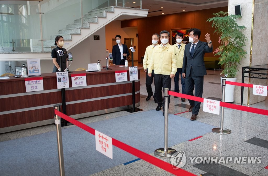 서욱 국방부 장관, 국방컨벤션센터 방역태세 점검