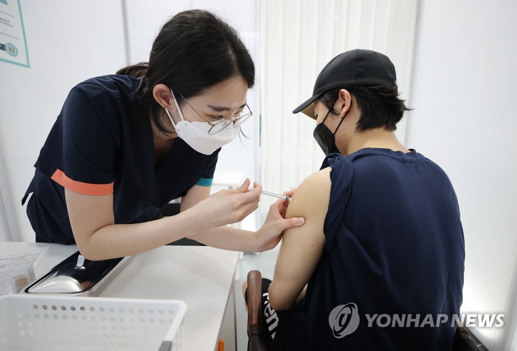 백신 접종하는 입영예정자