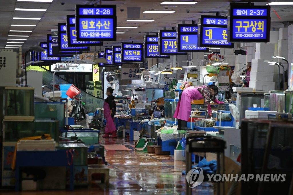 거리두기 4단계 둘째 날, 한산한 노량진 수산시장