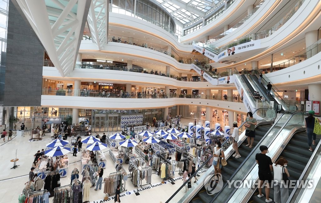 거리두기 4단계 첫 휴일, 비교적 한산한 대형 쇼핑몰