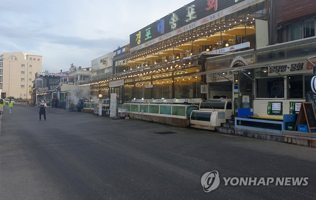 한산한 강릉 경포해변 식당가
