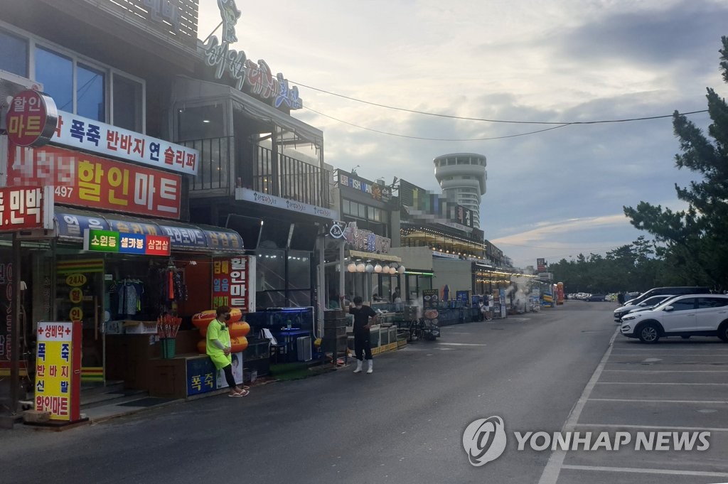 한산한 강릉 경포해변 식당가