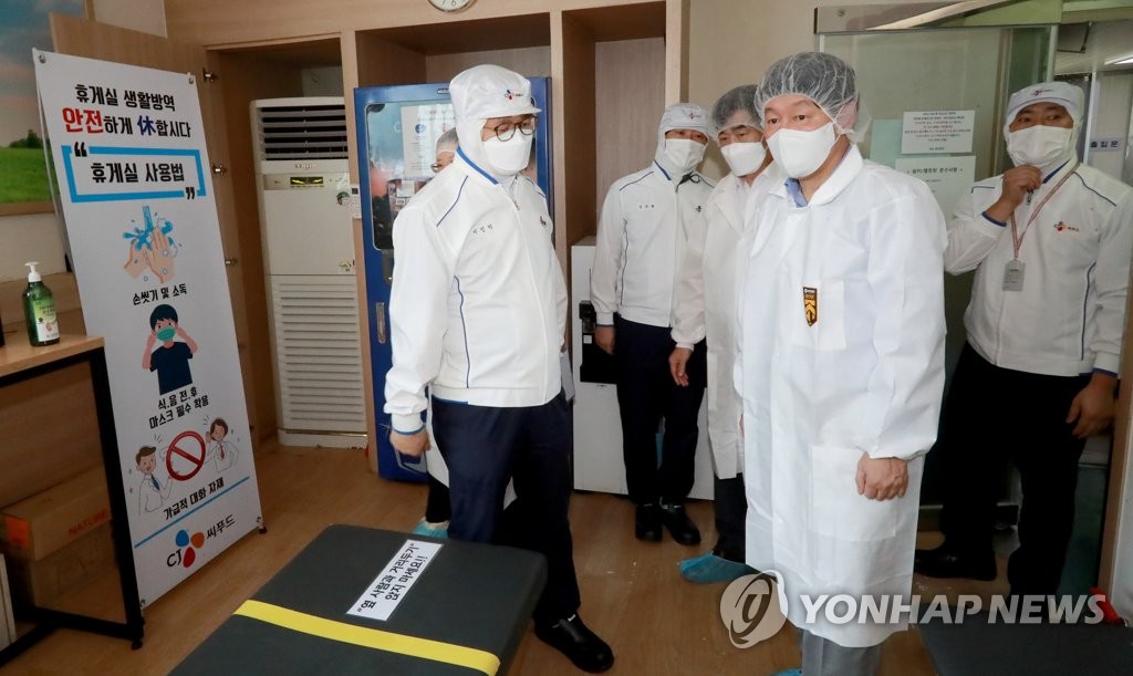 안경덕 노동부 장관, 식품제조업체 방역 상황 점검