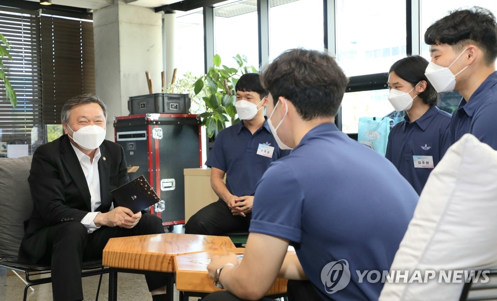 사회복무요원들과 환담하는 정석환 병무청장