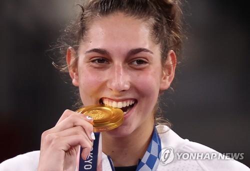 [올림픽] 금메달 고팠어도 깨물지 마요…폐품으로 만들었어요
