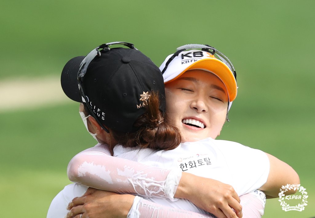 김지현과 포옹하는 오지현