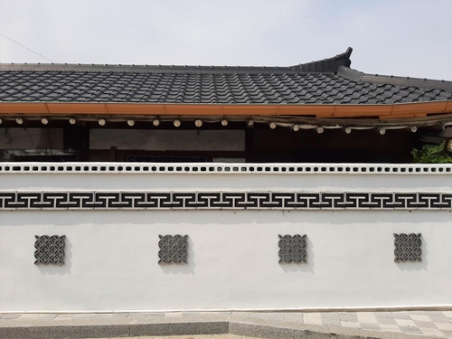 [픽! 수원] 한옥 지붕에 보름달 경관조명까지…남수동의 변신