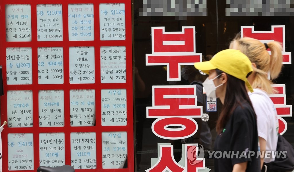부동산에 가득 붙은 임대 매물