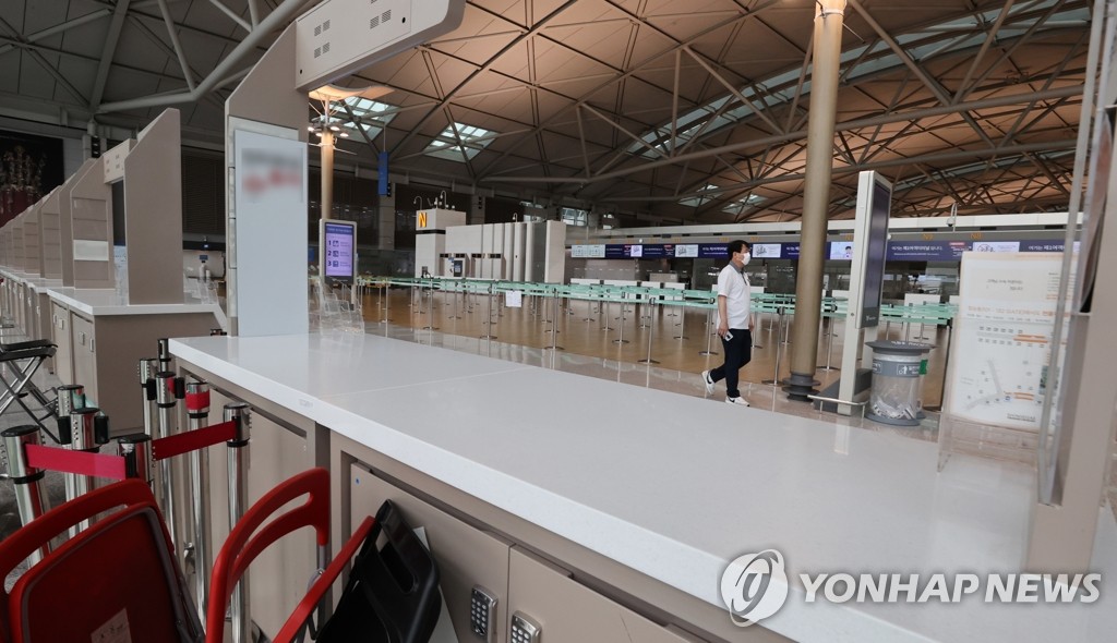 코로나 장기화로 텅 빈 인천공항 여행사 창구