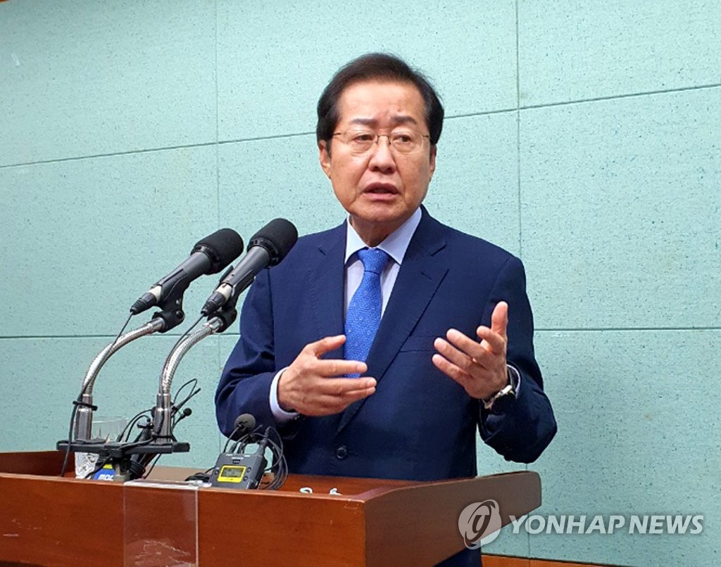 전북 간담회에서 질문에 답하는 홍준표 의원