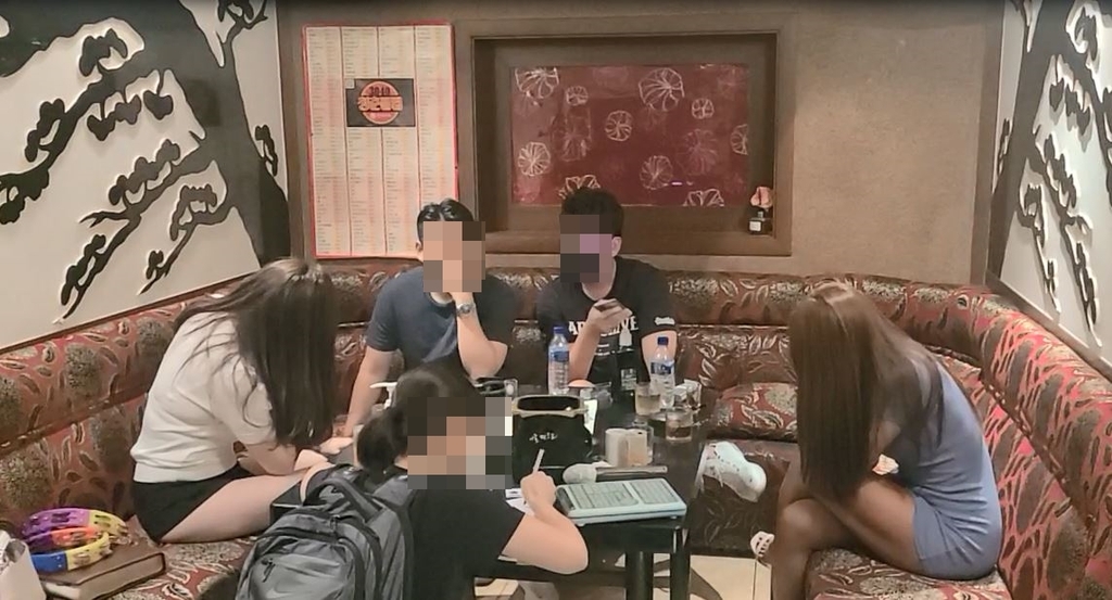간판 2개 걸고 다른 업소인 척…유흥주점서 26명 적발