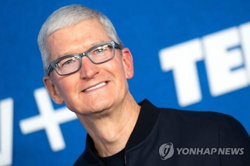 팀 쿡 애플 CEO, 성과 보수로 회사 주식 500만주 받아