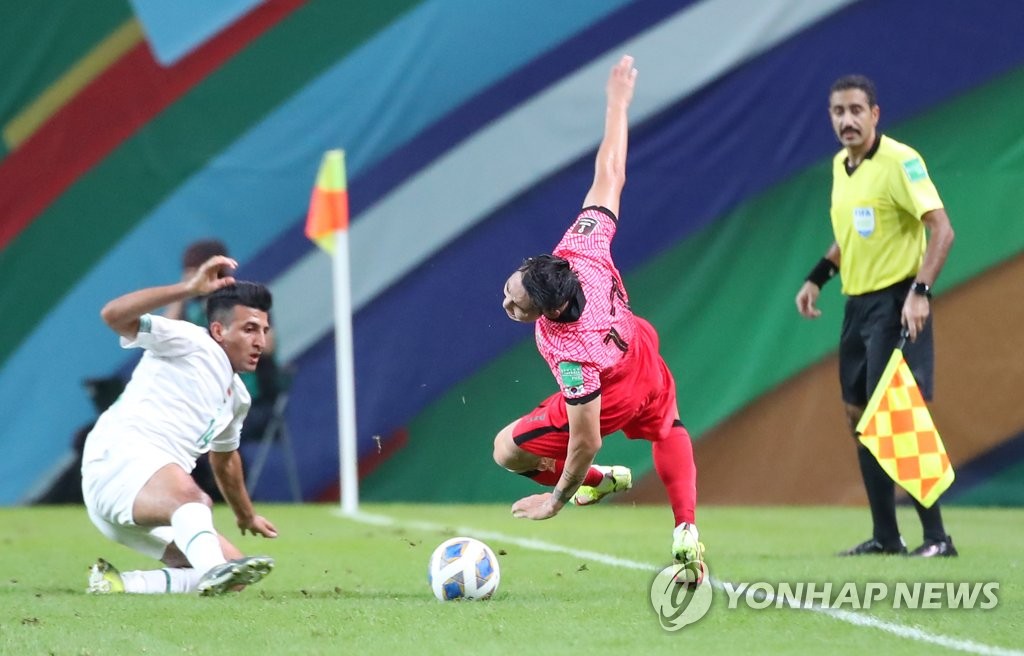 수비에 걸려 넘어지는 손민규