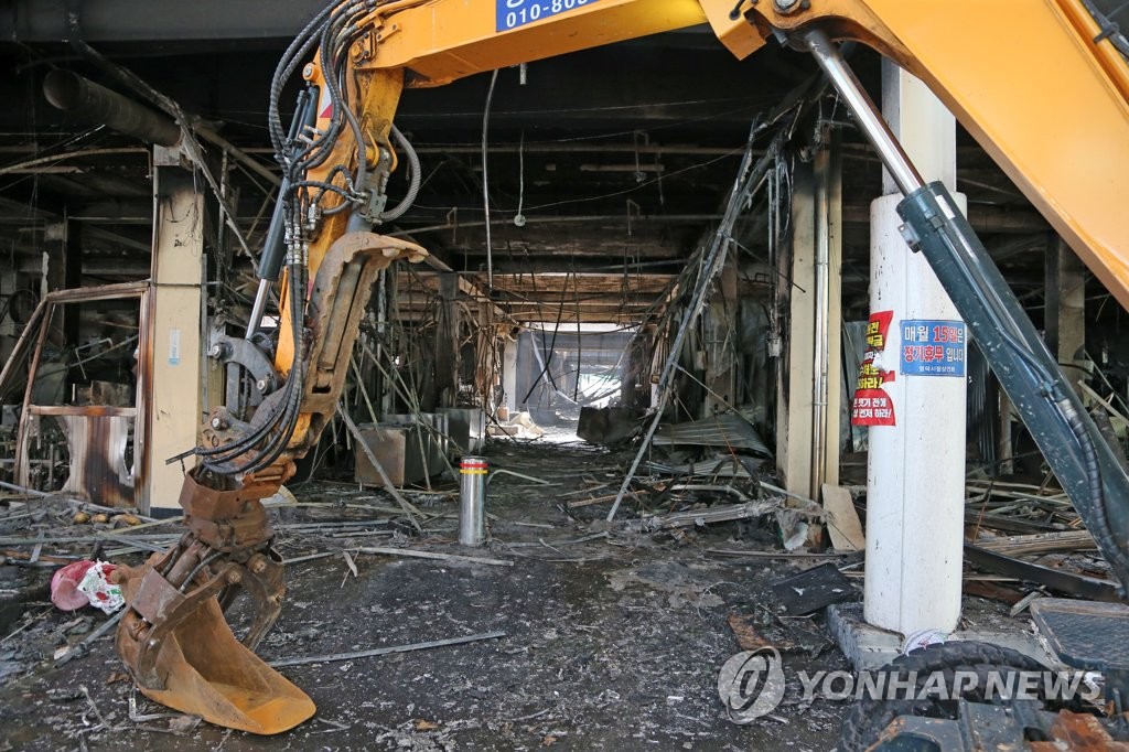 많은 점포 탄 영덕시장