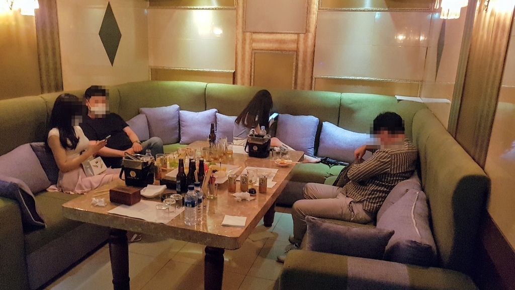 이번이 3차례…불법영업 서초동 유흥주점서 53명 적발