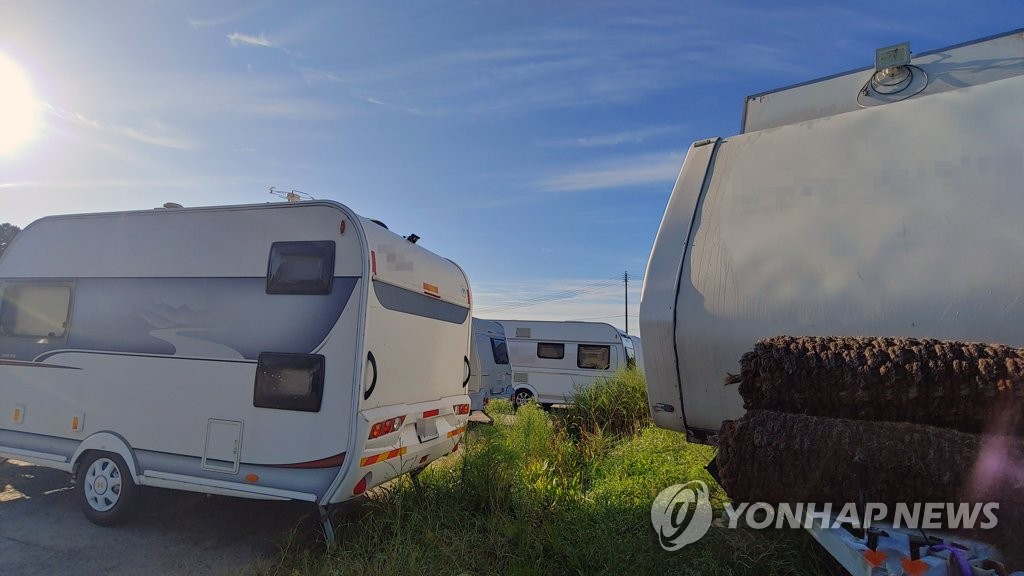 피서철 지났는데도 떠나지 않는 캠핑카