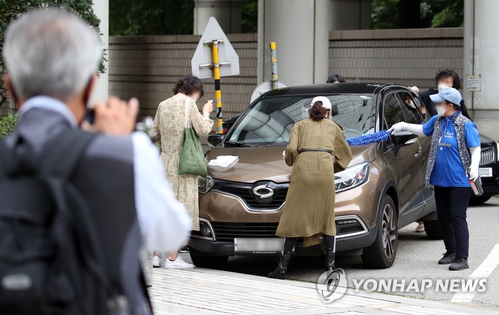 조국 법정 들어간 뒤, 지지자들은 세차모드