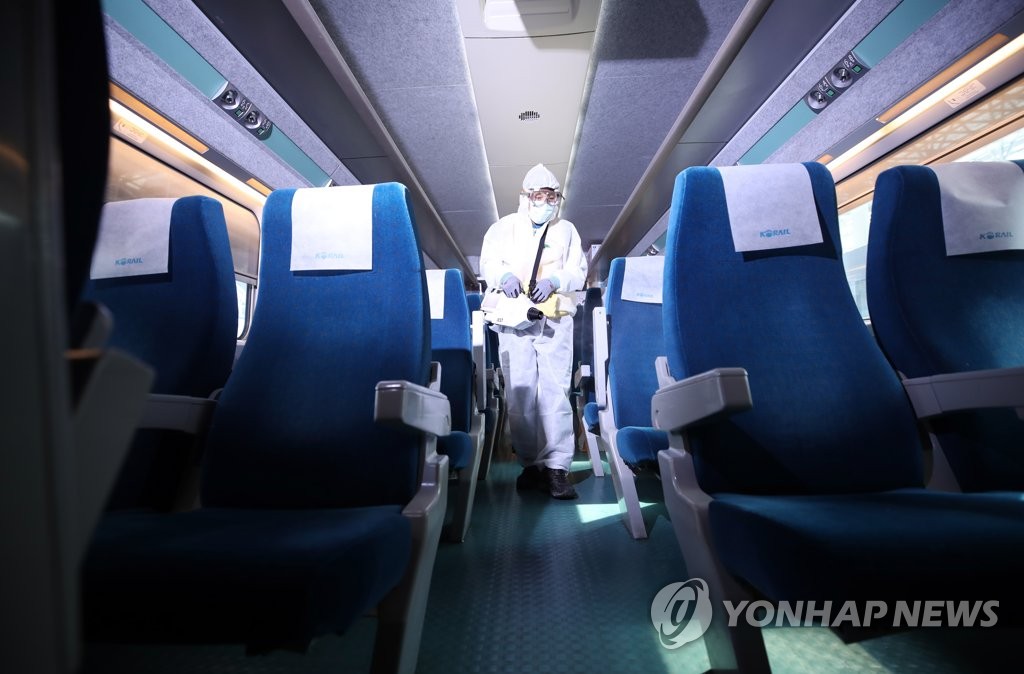 추석 앞두고 열차 방역