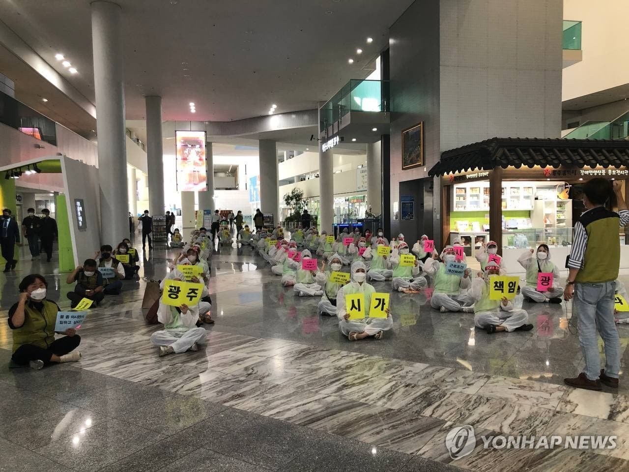 호남권역재활병원 파업…시청 점거농성