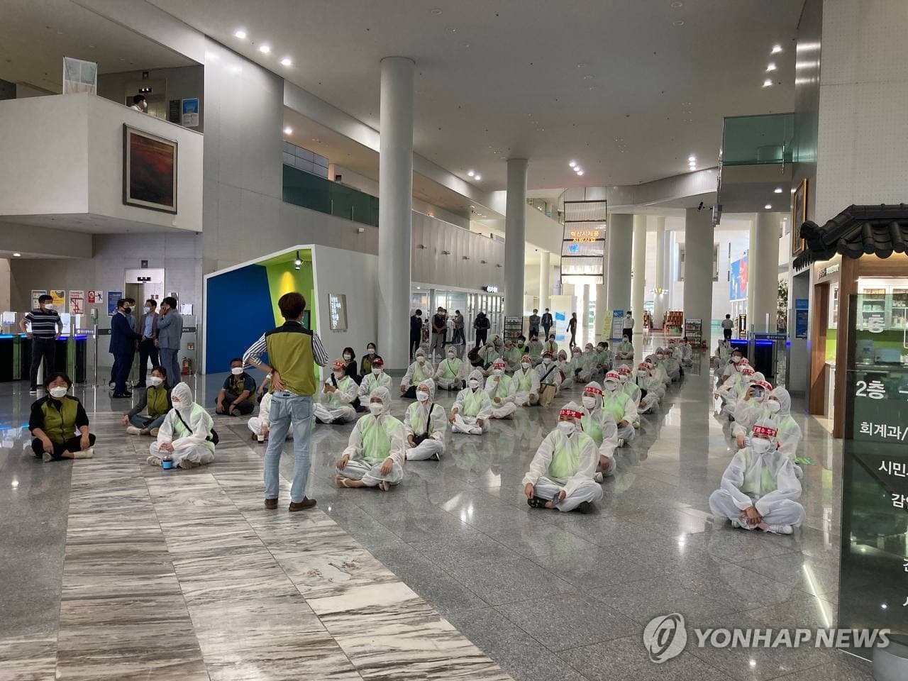 호남권역재활병원 파업…시청 점거농성
