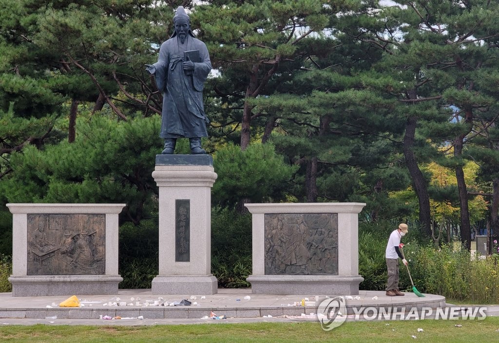공원 내 쓰레기 무단투기는 그만