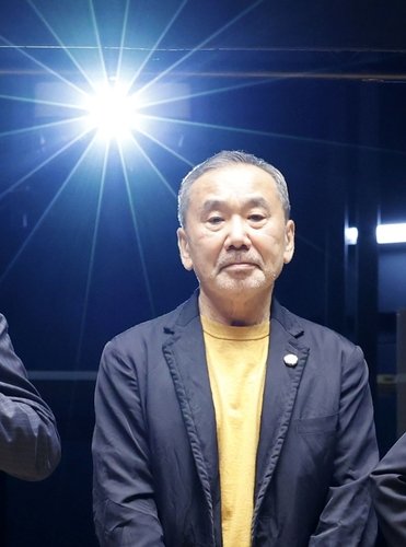 기자회견 참석한 무라카미 하루키