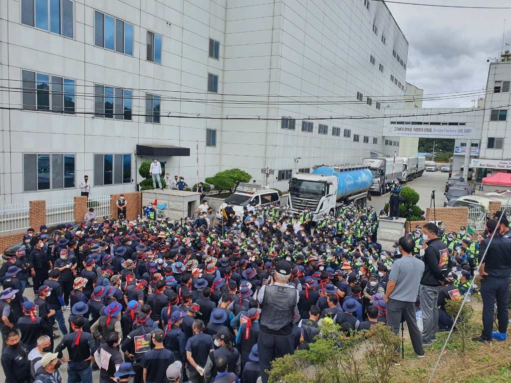세종경찰, 파리바게뜨 등 SPC 운송차 막은 노조원 61명 입건