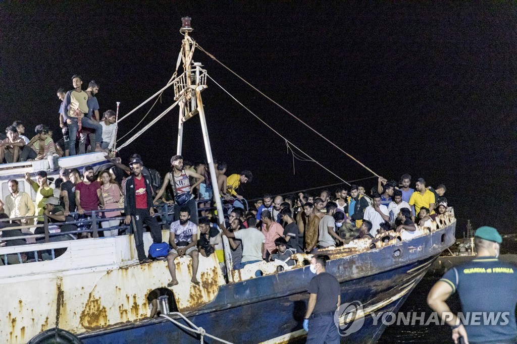 이탈리아 최남단 람페두사섬에 하루새 이주민·난민 700명 몰려