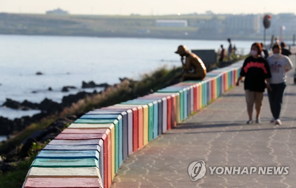 도두 해안도로 찾은 관광객