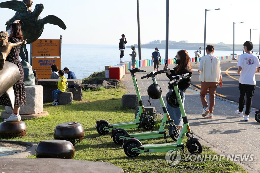 도두 해안도로 찾은 관광객