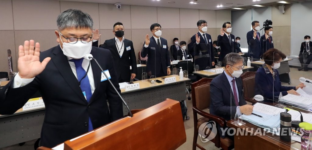 증인선서 하는 조민수 코스트코코리아 대표