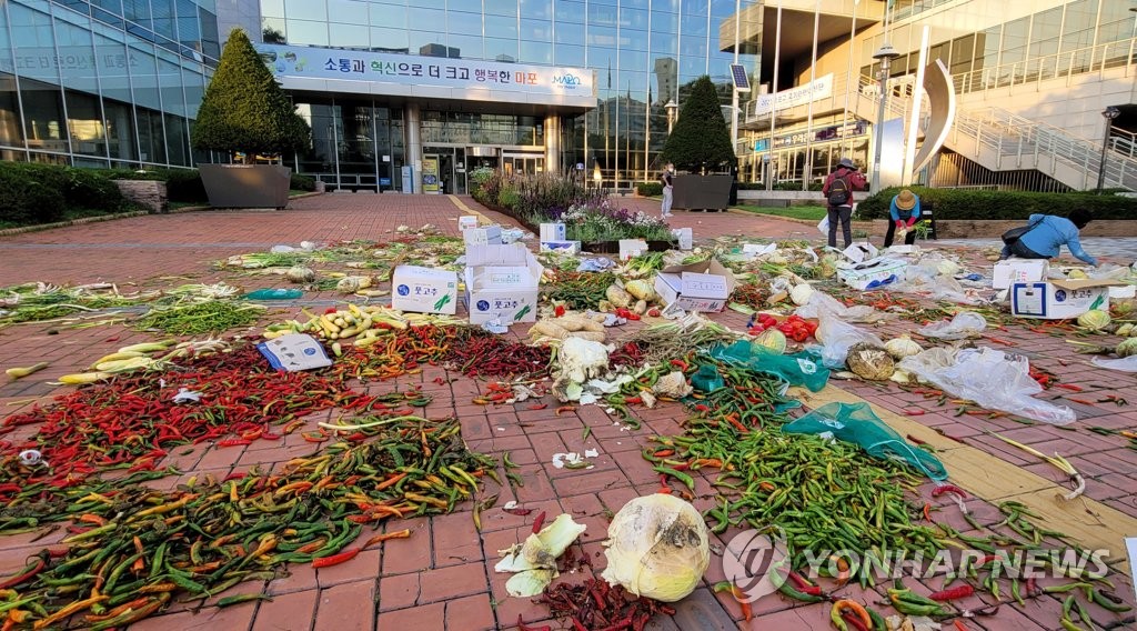 마포농수산물시장 상인, 시장폐쇄 명령에 농산물 버리며 항의