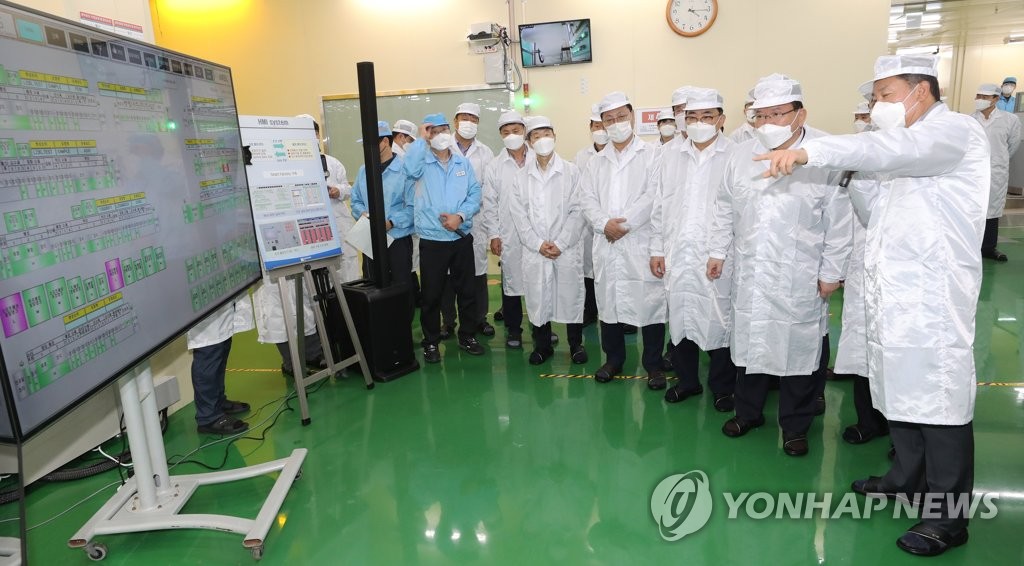 반도체 부품 제조 업체 찾은 김부겸 총리
