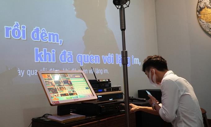 호찌민 유흥주점, 영업 중단에 노래방 기계 집으로 배달