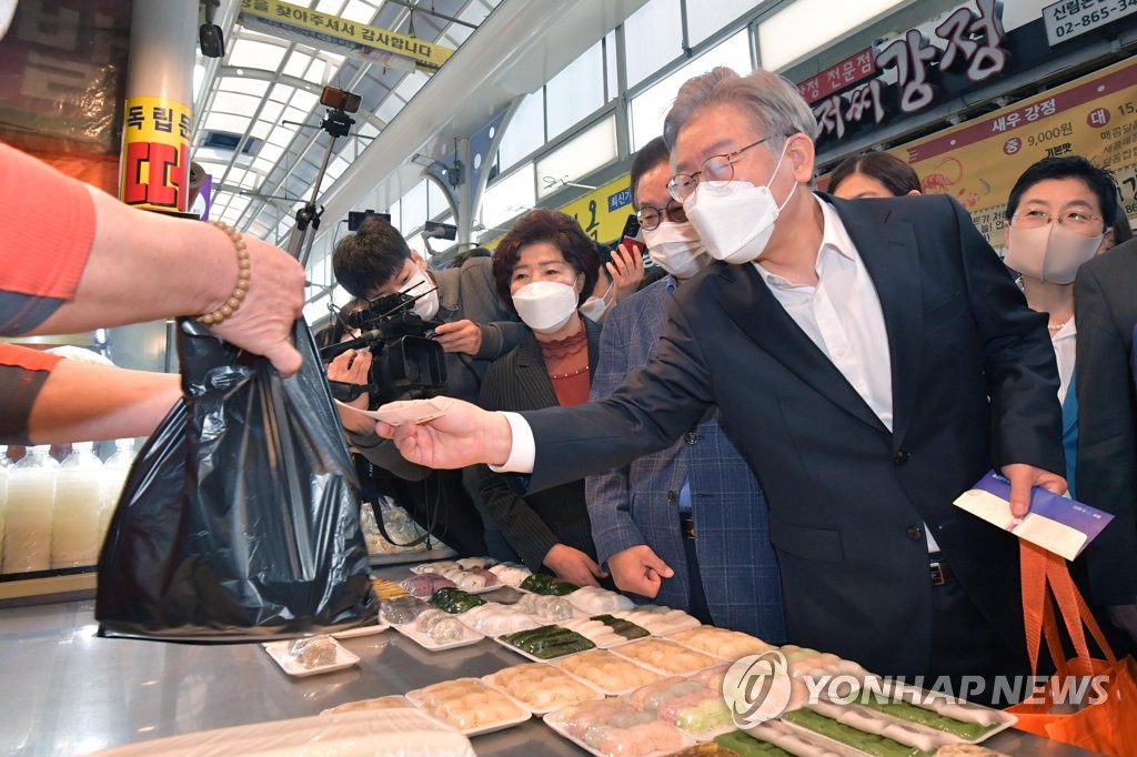 신원시장 방문한 민주당 이재명 대선 후보