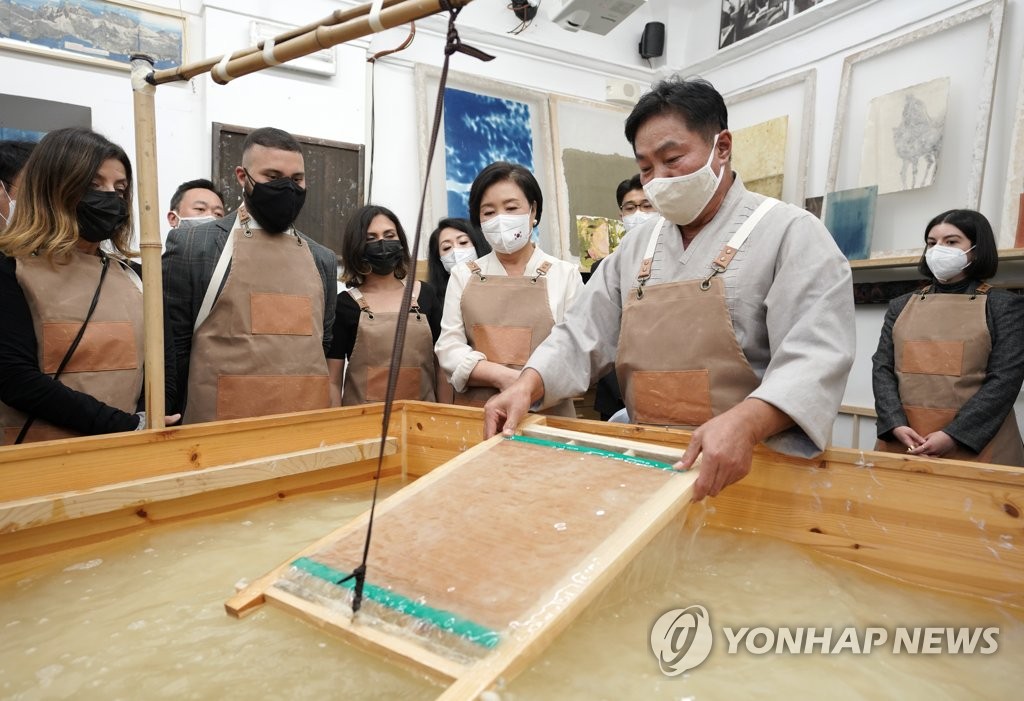한지제작 지켜보는 김정숙 여사