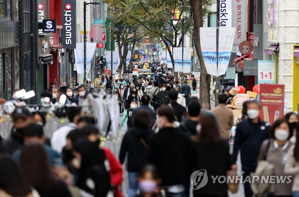 일상회복 앞둔 명동 거리