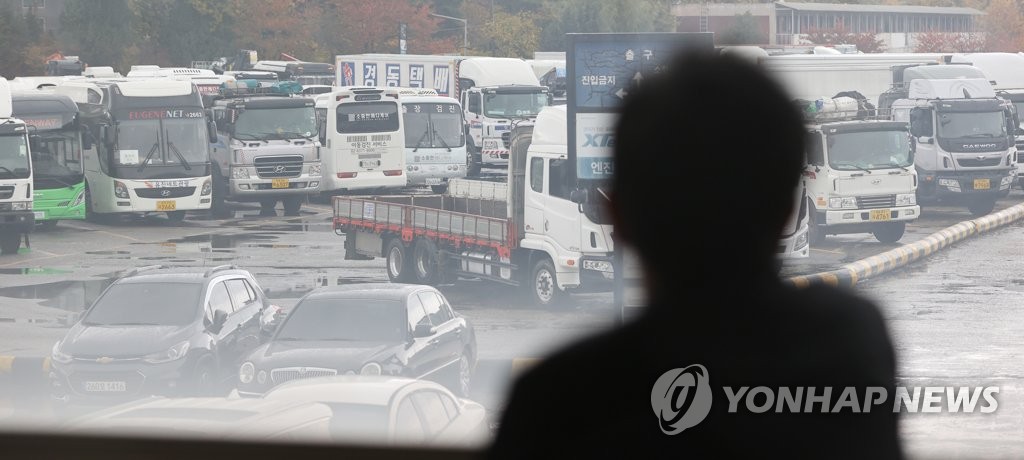 화물차 바라보는 관계자