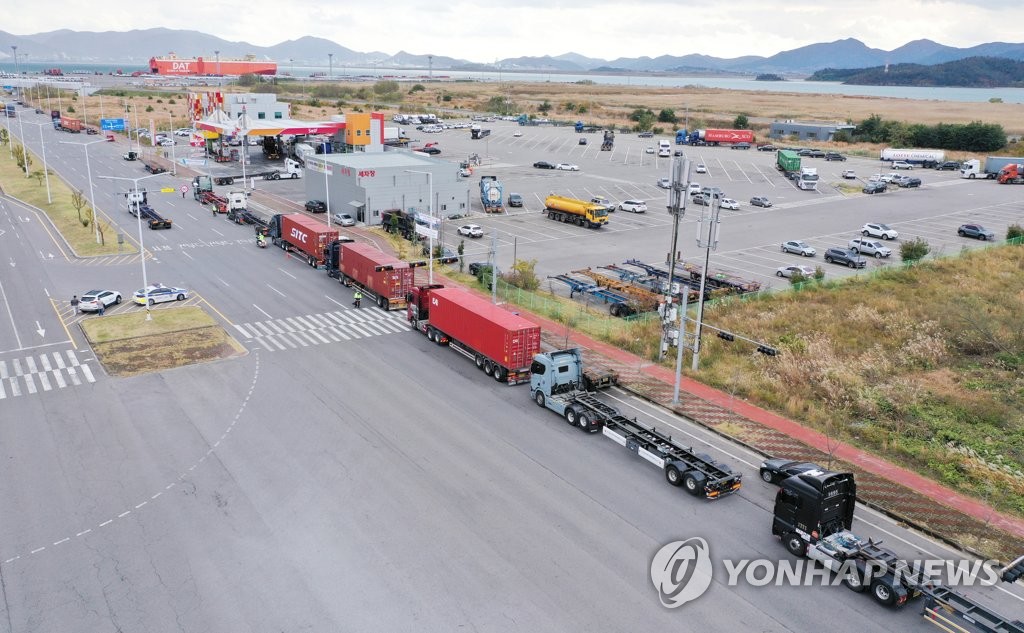 부산 북항·신항 인근 주유소서 요소수 판매…물류차질 대응