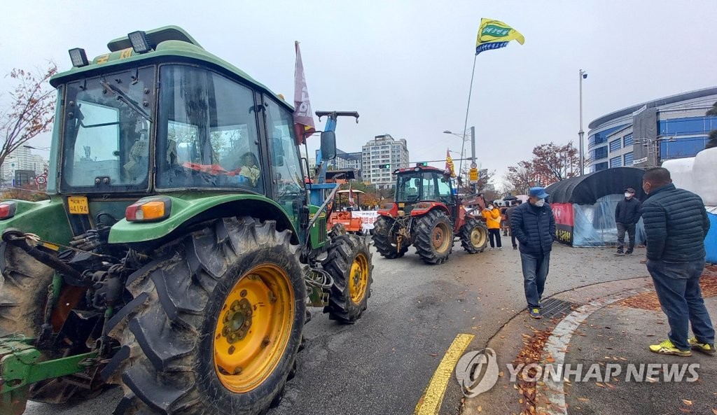 전북도청 앞에 모인 트랙터들