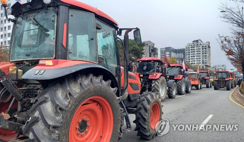 전북도청 앞에 선 트랙터들