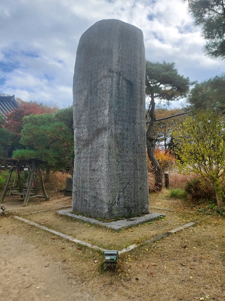음식점 뜰에 6m 높이 광개토대왕비 세우고 17년째 추모제
