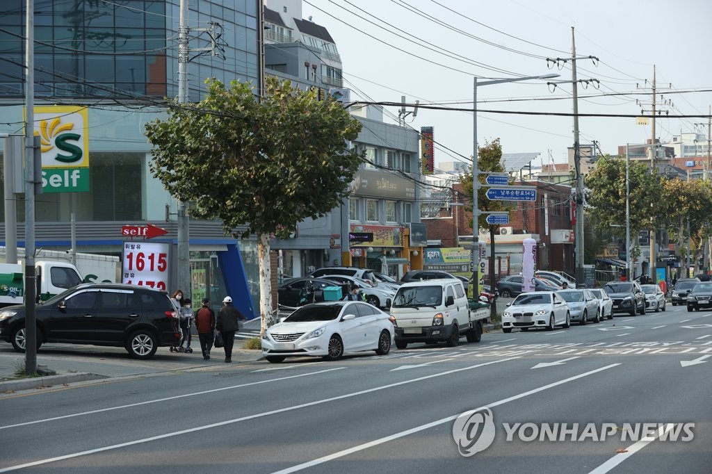 인하한 유류세에 붐비는 주유소