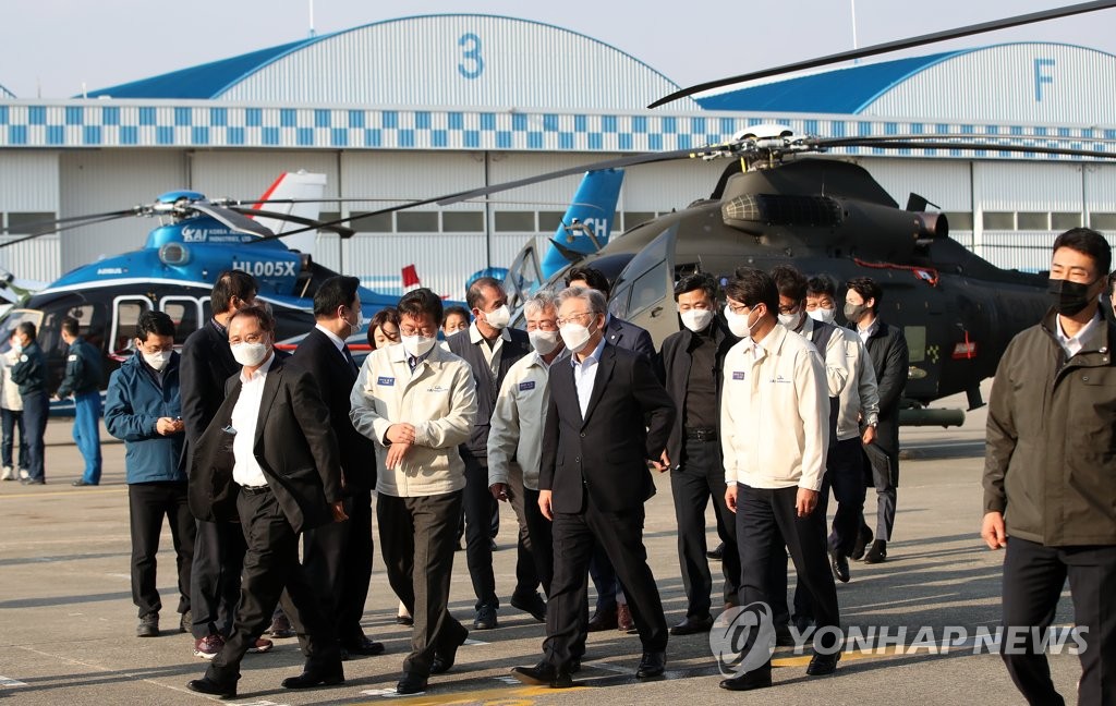 KAI 격납고 둘러보고 나오는 이재명 대선후보