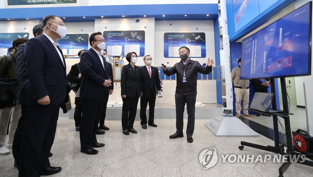 항공우주연구원 방문한 김부겸 총리