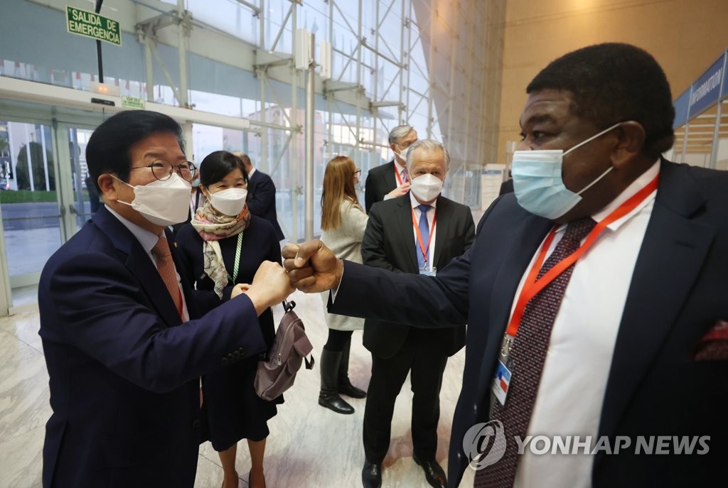 IPU 사무총장과 인사하는 박병석