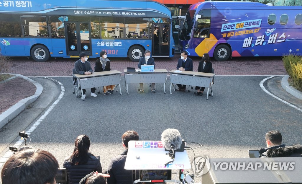 수소충전소에서 국민반상회하는 이재명 대선후보