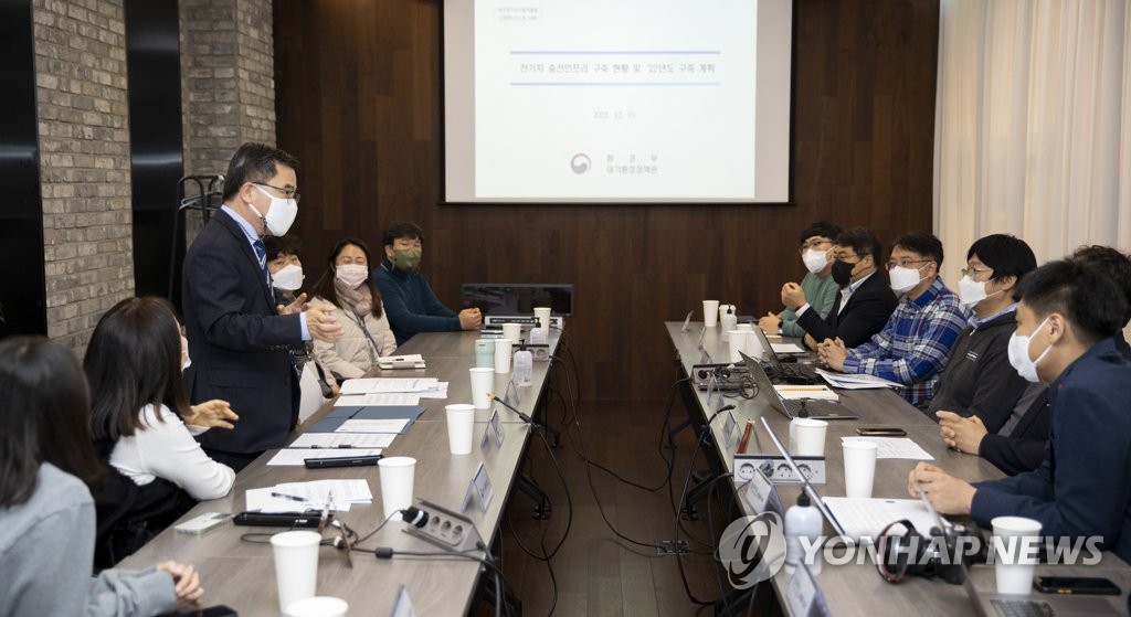 전기차사용자협회 간담회 참석한 홍정기 차관