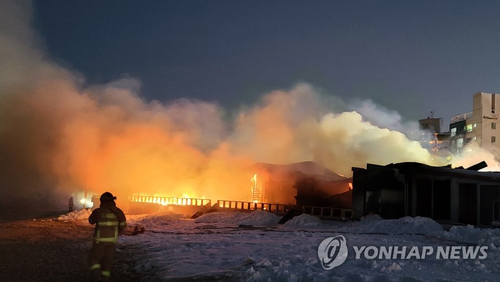 강릉 사근진해변 인근 민박서 불…3시간여 만에 큰불 잡아(종합)